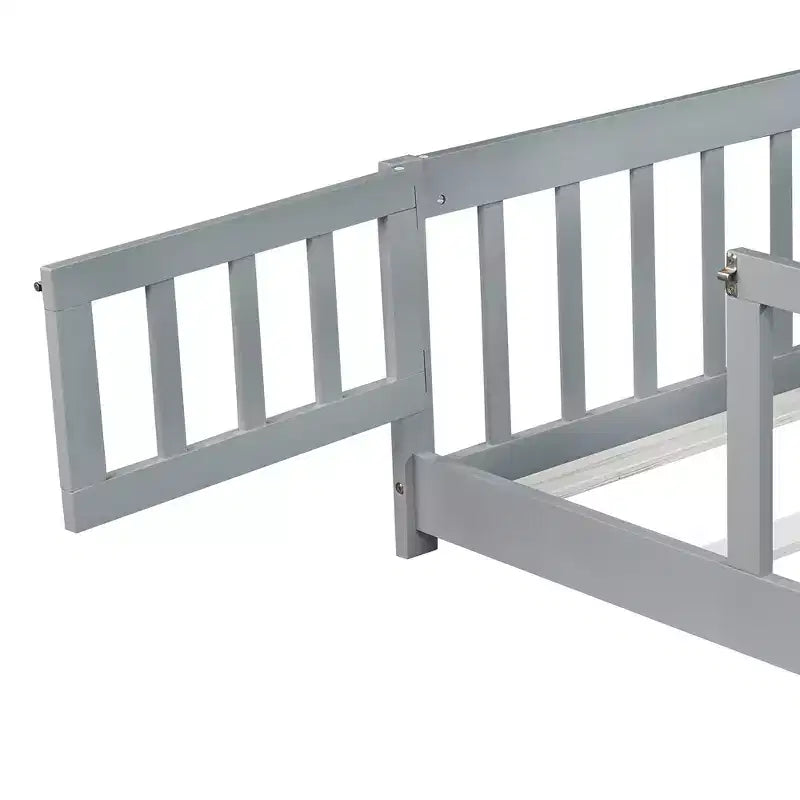 Letto a pavimento a grandezza naturale con recinzione e porta, sponde letto a pavimento in legno di gomma grigio