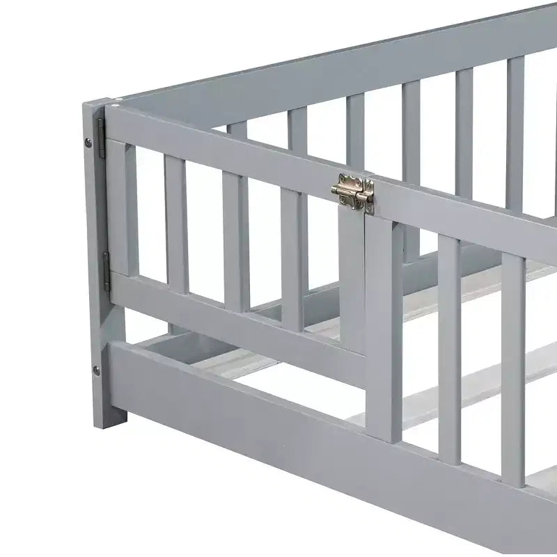 Letto a pavimento a grandezza naturale con recinzione e porta, sponde letto a pavimento in legno di gomma grigio