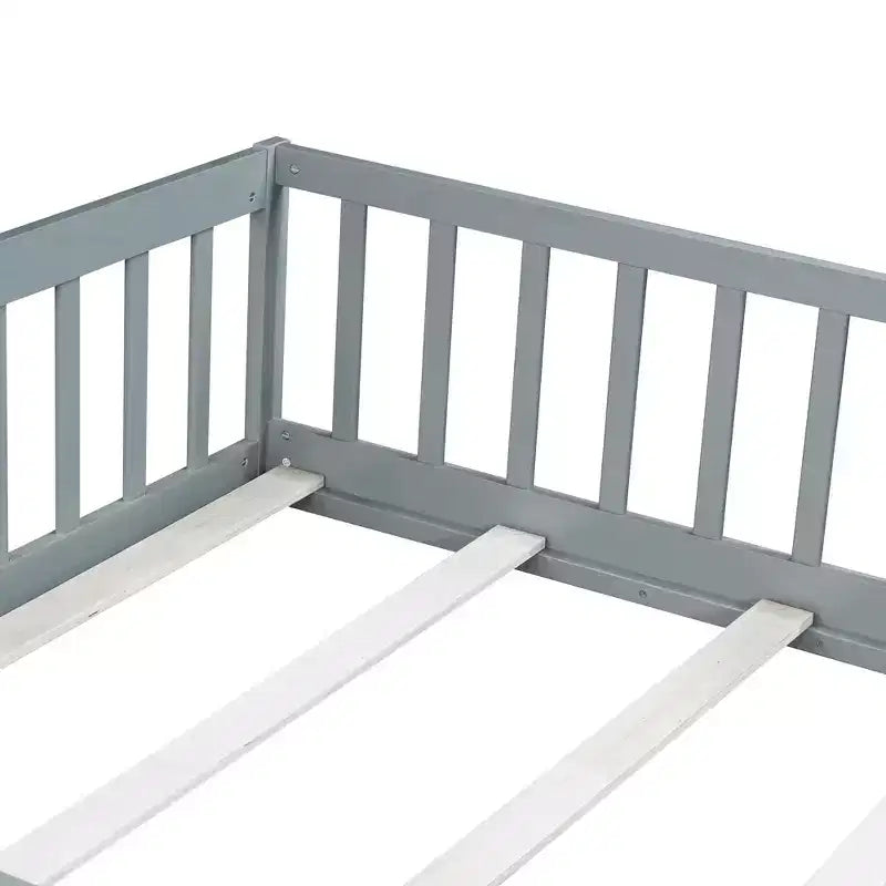 Letto a pavimento a grandezza naturale con recinzione e porta, sponde letto a pavimento in legno di gomma grigio
