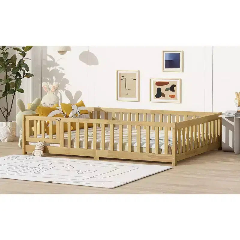 Letto a pavimento completo con recinzione e porta, sponde in legno di gomma beige