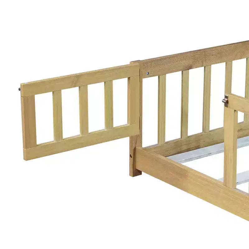 Letto a pavimento completo con recinzione e porta, sponde in legno di gomma beige