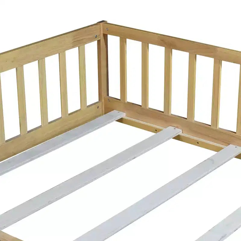 Letto a pavimento completo con recinzione e porta, sponde in legno di gomma beige