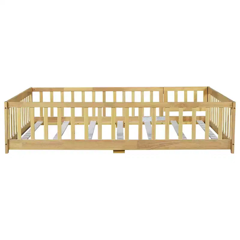 Letto a pavimento completo con recinzione e porta, sponde in legno di gomma beige