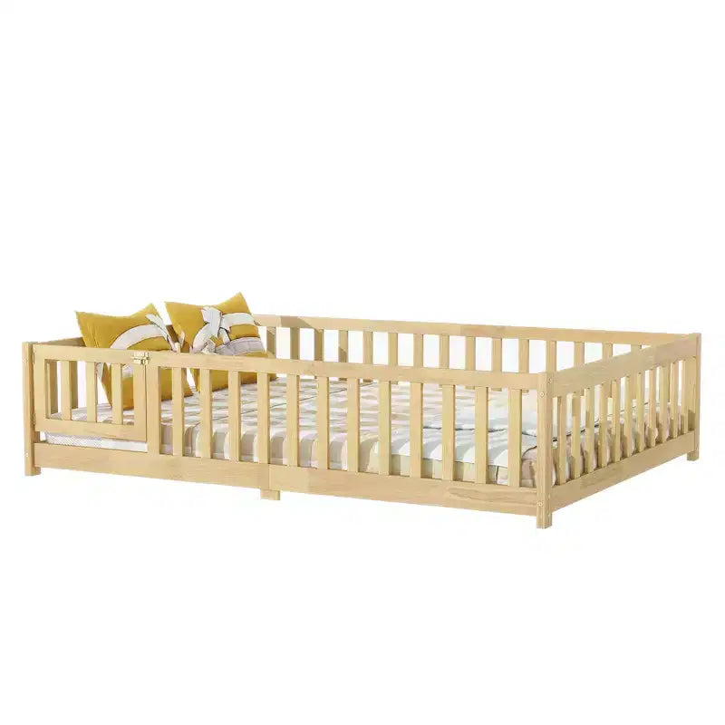 Letto a pavimento completo con recinzione e porta, sponde in legno di gomma beige