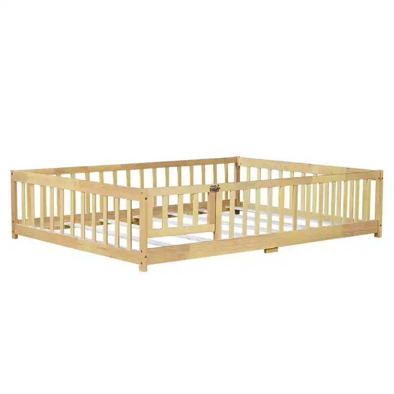 Letto a pavimento completo con recinzione e porta, sponde in legno di gomma beige