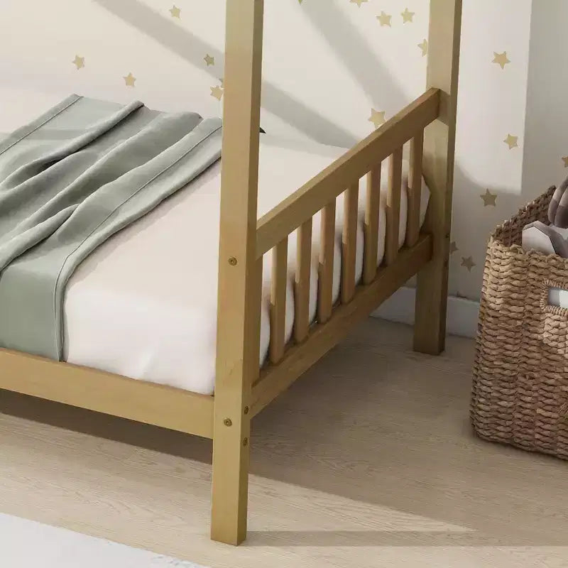 Letto singolo in legno di gomma con struttura a casetta, beige