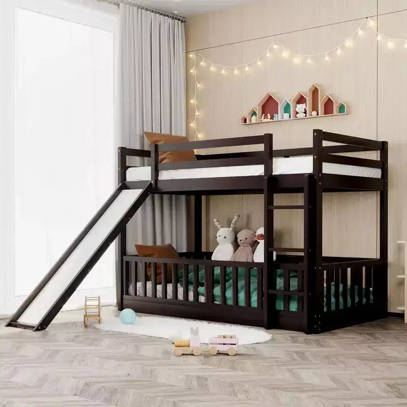 Letto a capanna in legno con letto estraibile e scaffali, bianco