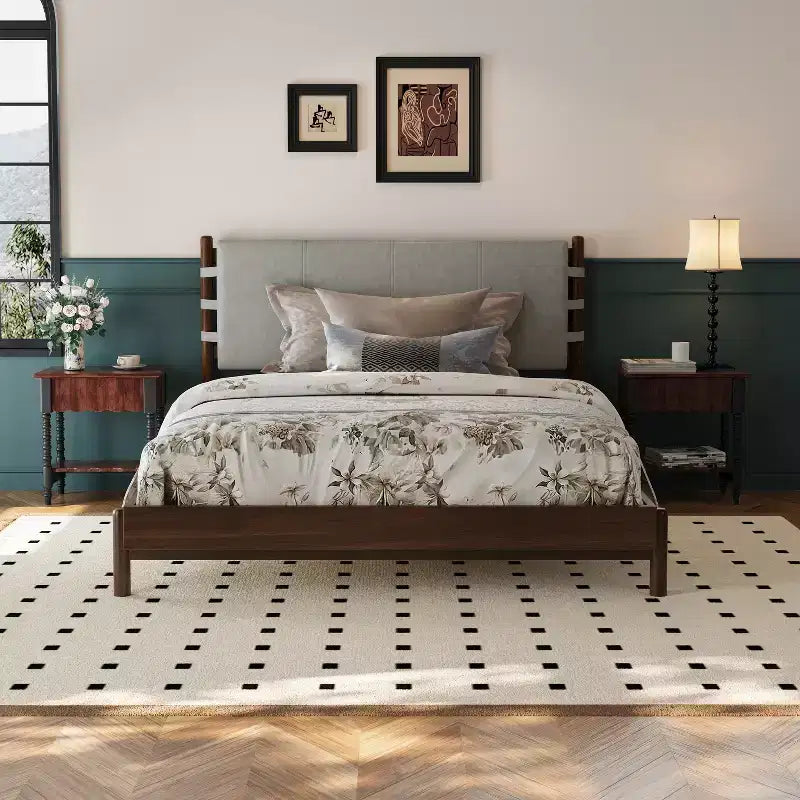 Struttura letto a piattaforma in legno di gomma di metà secolo con testiera a fascia in ecopelle