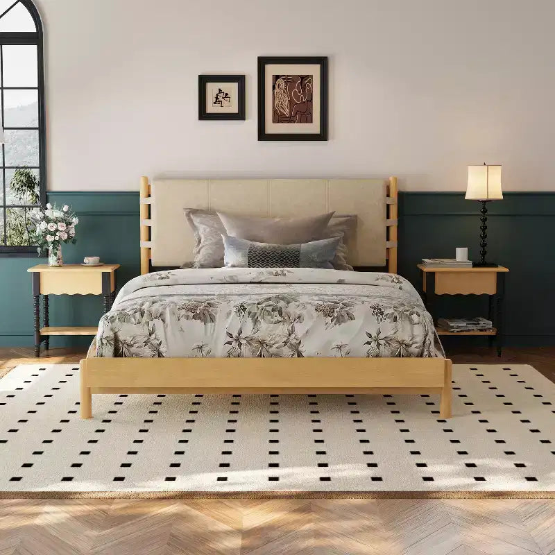 Struttura letto a piattaforma in legno di gomma di metà secolo con testiera a fascia in ecopelle