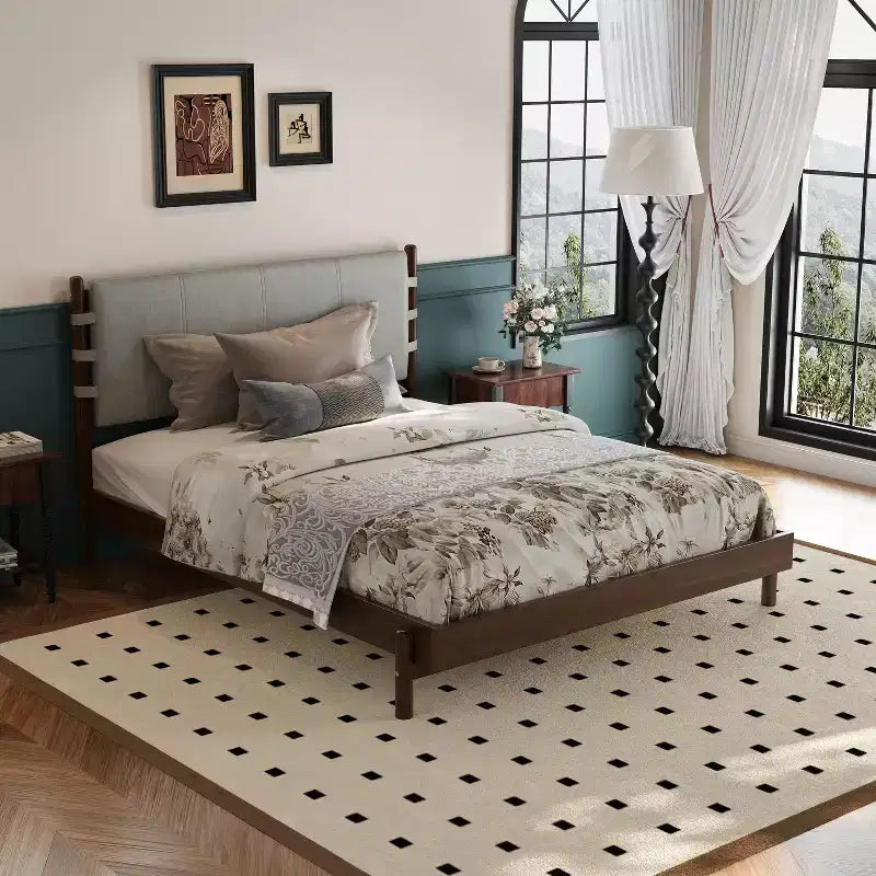 Struttura letto a piattaforma in legno di gomma di metà secolo con testiera a fascia in ecopelle