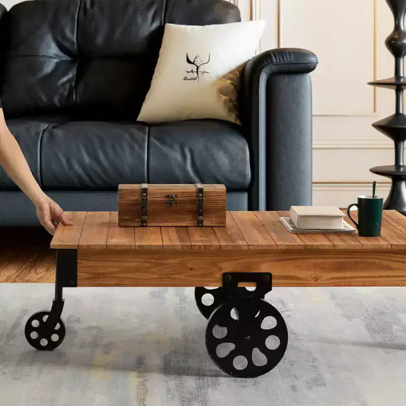 Tavolino da Caffè Grande Rustico Vintage Industriale in Legno con Venature Dettagliate, Accenti in Metallo e Ruote Nere in Ghisa da Carrello