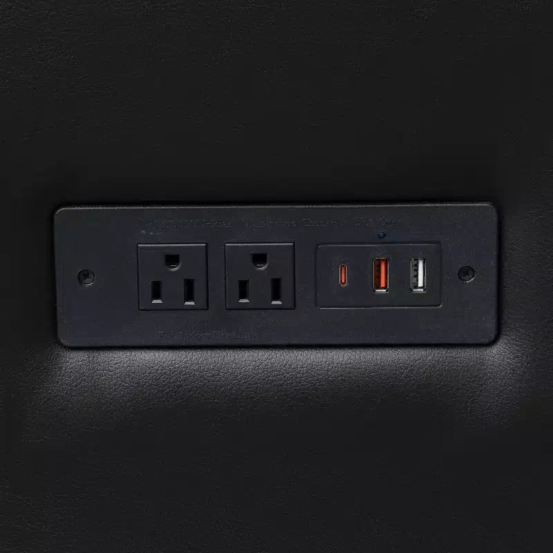 Poltrona da ricevimento Agent in LeatherSoft Nera con Pannello di Ricarica sul Lato Destro, Include 2 Prese di Corrente, 2 Porte USB, 1 Porta USB-C, Gambe in Legno Massello