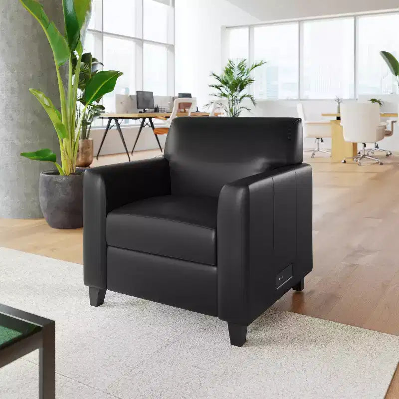 Poltrona da ricevimento Agent in LeatherSoft Nera con Pannello di Ricarica sul Lato Destro, Include 2 Prese di Corrente, 2 Porte USB, 1 Porta USB-C, Gambe in Legno Massello