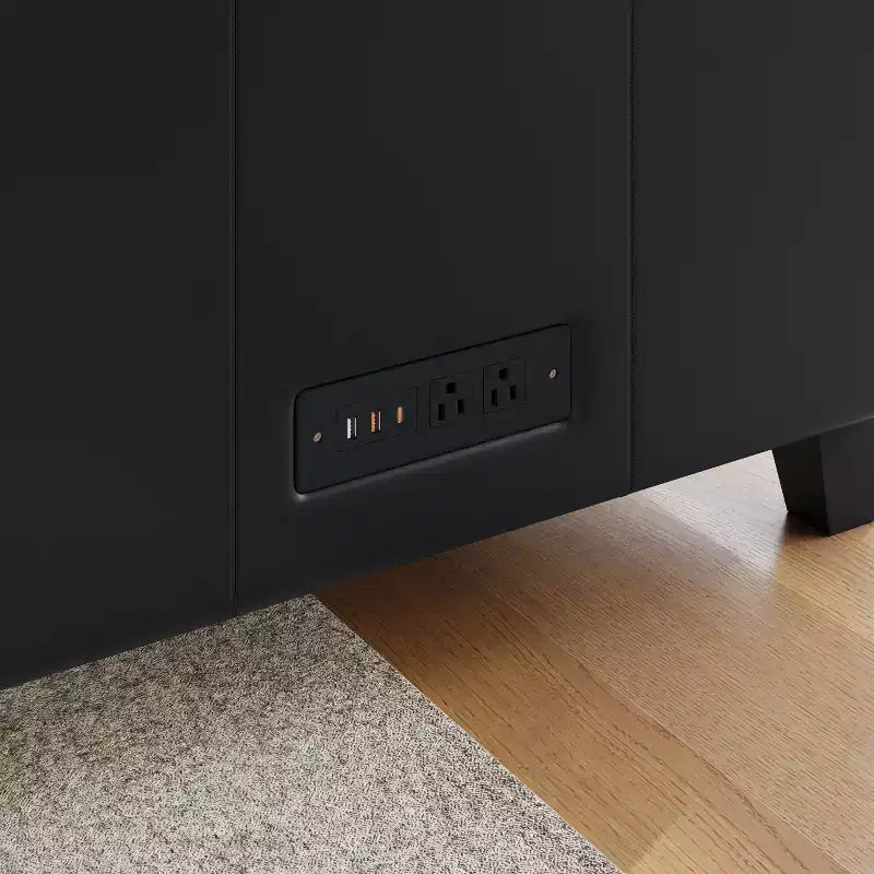 Poltrona da ricevimento Agent in LeatherSoft Nera con Pannello di Ricarica sul Lato Destro, Include 2 Prese di Corrente, 2 Porte USB, 1 Porta USB-C, Gambe in Legno Massello
